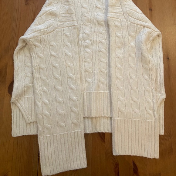 White Abercrombie cable knit sweater - Picture 2 of 3